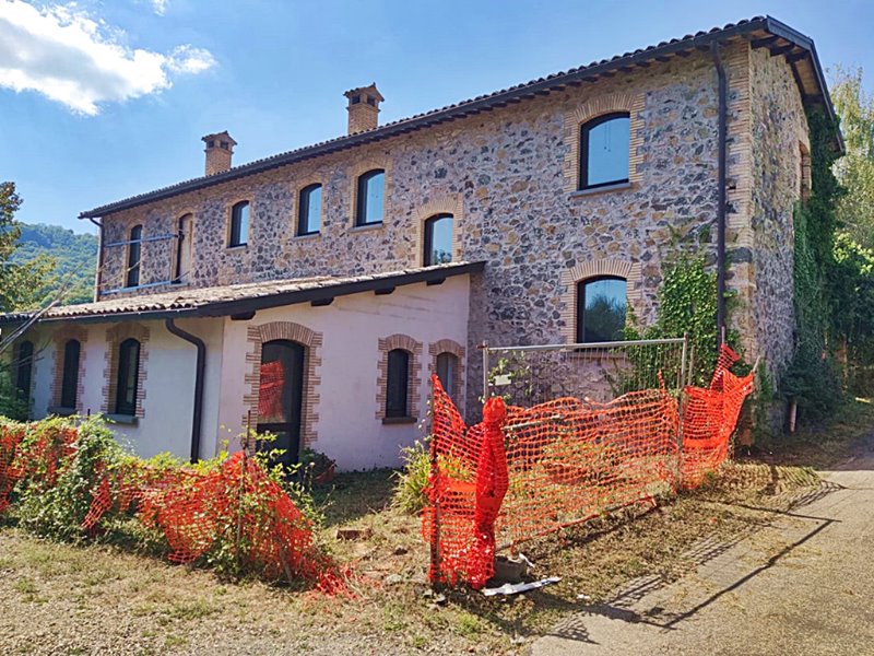 Orvieto, in zona collinare molto panoramica. A circa 2 km dalla città.